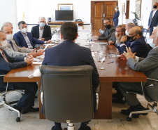 Governo do Paraná e a Coamo Agroindustrial vão ampliar a parceria institucional. O anúncio foi feito pelo governador Carlos Massa Ratinho Junior e por diretores da Coamo durante reunião nesta terça-feira (11), no Palácio Iguaçu, em Curitiba. Foto: Jonathan Campos/AEN