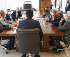 Governo do Paraná e a Coamo Agroindustrial vão ampliar a parceria institucional. O anúncio foi feito pelo governador Carlos Massa Ratinho Junior e por diretores da Coamo durante reunião nesta terça-feira (11), no Palácio Iguaçu, em Curitiba. Foto: Jonathan Campos/AEN