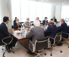 Governo do Paraná e a Coamo Agroindustrial vão ampliar a parceria institucional. O anúncio foi feito pelo governador Carlos Massa Ratinho Junior e por diretores da Coamo durante reunião nesta terça-feira (11), no Palácio Iguaçu, em Curitiba. Foto: Jonathan Campos/AEN