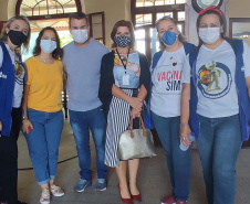 Professores de Paranaguá recebem a primeira dose da vacina contra a Covid-19.Foto:SEED