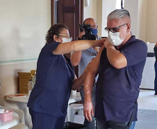 Professores de Paranaguá recebem a primeira dose da vacina contra a Covid-19.Foto:SEED