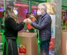 O Governo do Estado deu início oficialmente nesta quarta-feira (12) à campanha Aquece Paraná 2021. A iniciativa da Superintendência Geral de Ação Solidária (SGAS) busca arrecadar roupas, calçados, cobertores, roupas de cama e outros itens em bom estado de uso para destinar a pessoas em situação de vulnerabilidade social de todas as regiões do Estado. A cerimônia de abertura ocorreu por meio de um drive-thru na área externa do Teatro Guaíra. - Curitiba, 12/05/2021 - Foto: Valdelino Pontes