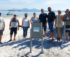 Em ações ambientais promovidas pelo Instituto Água e Terra (IAT) e a ONG Eco Local Brasil, resíduos sólidos retirados de áreas pouco habitadas na Ilha do Mel, no Litoral do Estado, foram transformados em lixeiras, evitando o descarte de materiais que iriam para aterros sanitários. Duas lixeiras foram instaladas nas bases do IAT e outras cinco na comunidade da Ponta Oeste. - Foto: Sedest/IAT