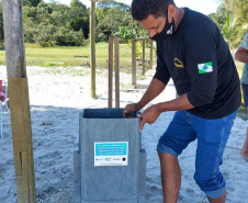 Em ações ambientais promovidas pelo Instituto Água e Terra (IAT) e a ONG Eco Local Brasil, resíduos sólidos retirados de áreas pouco habitadas na Ilha do Mel, no Litoral do Estado, foram transformados em lixeiras, evitando o descarte de materiais que iriam para aterros sanitários. Duas lixeiras foram instaladas nas bases do IAT e outras cinco na comunidade da Ponta Oeste. - Foto: Sedest/IAT