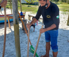 Em ações ambientais promovidas pelo Instituto Água e Terra (IAT) e a ONG Eco Local Brasil, resíduos sólidos retirados de áreas pouco habitadas na Ilha do Mel, no Litoral do Estado, foram transformados em lixeiras, evitando o descarte de materiais que iriam para aterros sanitários. Duas lixeiras foram instaladas nas bases do IAT e outras cinco na comunidade da Ponta Oeste. - Foto: Sedest/IAT