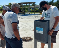 Em ações ambientais promovidas pelo Instituto Água e Terra (IAT) e a ONG Eco Local Brasil, resíduos sólidos retirados de áreas pouco habitadas na Ilha do Mel, no Litoral do Estado, foram transformados em lixeiras, evitando o descarte de materiais que iriam para aterros sanitários. Duas lixeiras foram instaladas nas bases do IAT e outras cinco na comunidade da Ponta Oeste. - Foto: Sedest/IAT