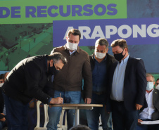 O governador Carlos Massa Ratinho Junior anuncia nesta quinta-feira (13) novos recursos para Arapongas, no Norte do Paraná. São investimentos para a Santa Casa, estradas rurais, pavimentação de ruas e avenidas, um parque urbano e moradias populares. 13/05/2021 - Foto: Geraldo Bubniak/AEN