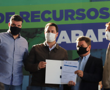 O governador Carlos Massa Ratinho Junior anuncia nesta quinta-feira (13) novos recursos para Arapongas, no Norte do Paraná. São investimentos para a Santa Casa, estradas rurais, pavimentação de ruas e avenidas, um parque urbano e moradias populares. 13/05/2021 - Foto: Geraldo Bubniak/AEN