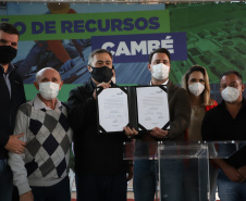 O Governo do Estado destinou R$ 3,1 milhões para ampliar o atendimento à saúde e melhorar a infraestrutura urbana de Cambé, na Região Norte. O anúncio foi feito pelo governador Carlos Massa Ratinho Junior nesta quinta-feira (13) em agenda na cidade.  -  Cambé, 13/05/2021  -  Foto: Ari Dias/AEN