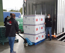O Paraná recebeu mais 62 mil doses da vacina Coronavac, da parceria entre Sinovac e Instituto Butantan, nesta sexta-feira (14). As doses se referem a uma atualização na 19ª pauta de distribuição de vacinas contra a Covid-19 do Ministério da Saúde.  Foto: Américo Antonio/SESA