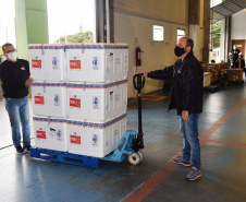 O Paraná recebeu mais 62 mil doses da vacina Coronavac, da parceria entre Sinovac e Instituto Butantan, nesta sexta-feira (14). As doses se referem a uma atualização na 19ª pauta de distribuição de vacinas contra a Covid-19 do Ministério da Saúde..  Foto: Américo Antonio/SESA