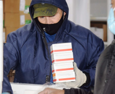 O Paraná recebeu mais 62 mil doses da vacina Coronavac, da parceria entre Sinovac e Instituto Butantan, nesta sexta-feira (14). As doses se referem a uma atualização na 19ª pauta de distribuição de vacinas contra a Covid-19 do Ministério da Saúde.  Foto: Américo Antonio/SESA