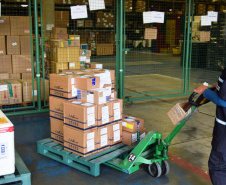A Secretaria de Estado da Saúde (Sesa) iniciou nesta sexta-feira (14) a distribuição de mais 170.285 medicamentos elencados no chamado “kit de intubação” para pacientes internados com coronavírus. Ao todo 59 hospitais do Plano de Atendimento Covid-19 nas 22 Regionais de Saúde irão receber os medicamentos.Foto: Américo Antonio/SESA