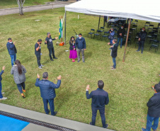 Uma cerimônia no jardim do Palácio Iguaçu, em Curitiba, realizada na manhã deste sábado (15), marcou a abertura oficial da 26ª edição da Marcha para Jesus. Ao lado de pastores de diferentes denominações religiosas da capital, o governador Carlos Massa Ratinho Junior e a primeira-dama Luciana Saito Massa acompanharam a solenidade, além de outras autoridades. O evento faz parte do Calendário Oficial do Estado. -   Curitiba, 15/05/2021  -  Foto: Alessandro Vieira/AEN