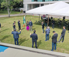 Uma cerimônia no jardim do Palácio Iguaçu, em Curitiba, realizada na manhã deste sábado (15), marcou a abertura oficial da 26ª edição da Marcha para Jesus. Ao lado de pastores de diferentes denominações religiosas da capital, o governador Carlos Massa Ratinho Junior e a primeira-dama Luciana Saito Massa acompanharam a solenidade, além de outras autoridades. O evento faz parte do Calendário Oficial do Estado. -   Curitiba, 15/05/2021  -  Foto: Alessandro Vieira/AEN