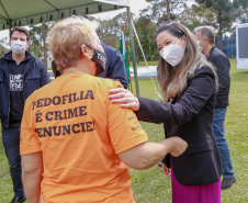 Uma cerimônia no jardim do Palácio Iguaçu, em Curitiba, realizada na manhã deste sábado (15), marcou a abertura oficial da 26ª edição da Marcha para Jesus. Ao lado de pastores de diferentes denominações religiosas da capital, o governador Carlos Massa Ratinho Junior e a primeira-dama Luciana Saito Massa acompanharam a solenidade, além de outras autoridades. O evento faz parte do Calendário Oficial do Estado. - Curitiba, 15/05/2021  -  Foto: Valdelino Pontes