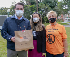 Uma cerimônia no jardim do Palácio Iguaçu, em Curitiba, realizada na manhã deste sábado (15), marcou a abertura oficial da 26ª edição da Marcha para Jesus. Ao lado de pastores de diferentes denominações religiosas da capital, o governador Carlos Massa Ratinho Junior e a primeira-dama Luciana Saito Massa acompanharam a solenidade, além de outras autoridades. O evento faz parte do Calendário Oficial do Estado. - Curitiba, 15/05/2021  -  Foto: Valdelino Pontes
