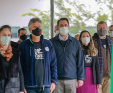 Uma cerimônia no jardim do Palácio Iguaçu, em Curitiba, realizada na manhã deste sábado (15), marcou a abertura oficial da 26ª edição da Marcha para Jesus. Ao lado de pastores de diferentes denominações religiosas da capital, o governador Carlos Massa Ratinho Junior e a primeira-dama Luciana Saito Massa acompanharam a solenidade, além de outras autoridades. O evento faz parte do Calendário Oficial do Estado. - Curitiba, 15/05/2021  -  Foto: Valdelino Pontes