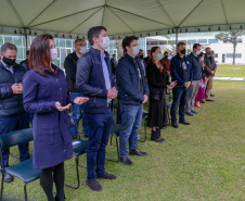 Uma cerimônia no jardim do Palácio Iguaçu, em Curitiba, realizada na manhã deste sábado (15), marcou a abertura oficial da 26ª edição da Marcha para Jesus. Ao lado de pastores de diferentes denominações religiosas da capital, o governador Carlos Massa Ratinho Junior e a primeira-dama Luciana Saito Massa acompanharam a solenidade, além de outras autoridades. O evento faz parte do Calendário Oficial do Estado. - Curitiba, 15/05/2021  -  Foto: Valdelino Pontes