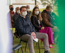 Uma cerimônia no jardim do Palácio Iguaçu, em Curitiba, realizada na manhã deste sábado (15), marcou a abertura oficial da 26ª edição da Marcha para Jesus. Ao lado de pastores de diferentes denominações religiosas da capital, o governador Carlos Massa Ratinho Junior e a primeira-dama Luciana Saito Massa acompanharam a solenidade, além de outras autoridades. O evento faz parte do Calendário Oficial do Estado. - Curitiba, 15/05/2021  -  Foto: Valdelino Pontes