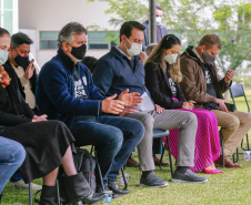 Uma cerimônia no jardim do Palácio Iguaçu, em Curitiba, realizada na manhã deste sábado (15), marcou a abertura oficial da 26ª edição da Marcha para Jesus. Ao lado de pastores de diferentes denominações religiosas da capital, o governador Carlos Massa Ratinho Junior e a primeira-dama Luciana Saito Massa acompanharam a solenidade, além de outras autoridades. O evento faz parte do Calendário Oficial do Estado. - Curitiba, 15/05/2021  -  Foto: Valdelino Pontes