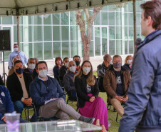 Uma cerimônia no jardim do Palácio Iguaçu, em Curitiba, realizada na manhã deste sábado (15), marcou a abertura oficial da 26ª edição da Marcha para Jesus. Ao lado de pastores de diferentes denominações religiosas da capital, o governador Carlos Massa Ratinho Junior e a primeira-dama Luciana Saito Massa acompanharam a solenidade, além de outras autoridades. O evento faz parte do Calendário Oficial do Estado. - Curitiba, 15/05/2021  -  Foto: Valdelino Pontes
