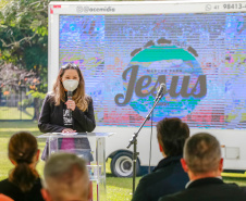 Uma cerimônia no jardim do Palácio Iguaçu, em Curitiba, realizada na manhã deste sábado (15), marcou a abertura oficial da 26ª edição da Marcha para Jesus. Ao lado de pastores de diferentes denominações religiosas da capital, o governador Carlos Massa Ratinho Junior e a primeira-dama Luciana Saito Massa acompanharam a solenidade, além de outras autoridades. O evento faz parte do Calendário Oficial do Estado. - Curitiba, 15/05/2021  -  Foto: Valdelino Pontes