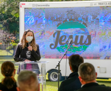 Uma cerimônia no jardim do Palácio Iguaçu, em Curitiba, realizada na manhã deste sábado (15), marcou a abertura oficial da 26ª edição da Marcha para Jesus. Ao lado de pastores de diferentes denominações religiosas da capital, o governador Carlos Massa Ratinho Junior e a primeira-dama Luciana Saito Massa acompanharam a solenidade, além de outras autoridades. O evento faz parte do Calendário Oficial do Estado. - Curitiba, 15/05/2021  -  Foto: Valdelino Pontes