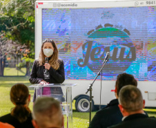 Uma cerimônia no jardim do Palácio Iguaçu, em Curitiba, realizada na manhã deste sábado (15), marcou a abertura oficial da 26ª edição da Marcha para Jesus. Ao lado de pastores de diferentes denominações religiosas da capital, o governador Carlos Massa Ratinho Junior e a primeira-dama Luciana Saito Massa acompanharam a solenidade, além de outras autoridades. O evento faz parte do Calendário Oficial do Estado. - Curitiba, 15/05/2021  -  Foto: Valdelino Pontes