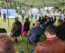 Uma cerimônia no jardim do Palácio Iguaçu, em Curitiba, realizada na manhã deste sábado (15), marcou a abertura oficial da 26ª edição da Marcha para Jesus. Ao lado de pastores de diferentes denominações religiosas da capital, o governador Carlos Massa Ratinho Junior e a primeira-dama Luciana Saito Massa acompanharam a solenidade, além de outras autoridades. O evento faz parte do Calendário Oficial do Estado. - Curitiba, 15/05/2021  -  Foto: Valdelino Pontes