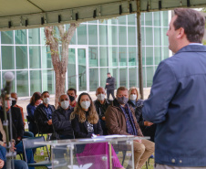 Uma cerimônia no jardim do Palácio Iguaçu, em Curitiba, realizada na manhã deste sábado (15), marcou a abertura oficial da 26ª edição da Marcha para Jesus. Ao lado de pastores de diferentes denominações religiosas da capital, o governador Carlos Massa Ratinho Junior e a primeira-dama Luciana Saito Massa acompanharam a solenidade, além de outras autoridades. O evento faz parte do Calendário Oficial do Estado. - Curitiba, 15/05/2021  -  Foto: Valdelino Pontes