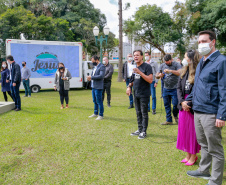 Uma cerimônia no jardim do Palácio Iguaçu, em Curitiba, realizada na manhã deste sábado (15), marcou a abertura oficial da 26ª edição da Marcha para Jesus. Ao lado de pastores de diferentes denominações religiosas da capital, o governador Carlos Massa Ratinho Junior e a primeira-dama Luciana Saito Massa acompanharam a solenidade, além de outras autoridades. O evento faz parte do Calendário Oficial do Estado. - Curitiba, 15/05/2021  -  Foto: Valdelino Pontes