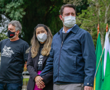 Uma cerimônia no jardim do Palácio Iguaçu, em Curitiba, realizada na manhã deste sábado (15), marcou a abertura oficial da 26ª edição da Marcha para Jesus. Ao lado de pastores de diferentes denominações religiosas da capital, o governador Carlos Massa Ratinho Junior e a primeira-dama Luciana Saito Massa acompanharam a solenidade, além de outras autoridades. O evento faz parte do Calendário Oficial do Estado. - Curitiba, 15/05/2021  -  Foto: Valdelino Pontes