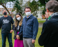 Uma cerimônia no jardim do Palácio Iguaçu, em Curitiba, realizada na manhã deste sábado (15), marcou a abertura oficial da 26ª edição da Marcha para Jesus. Ao lado de pastores de diferentes denominações religiosas da capital, o governador Carlos Massa Ratinho Junior e a primeira-dama Luciana Saito Massa acompanharam a solenidade, além de outras autoridades. O evento faz parte do Calendário Oficial do Estado. - Curitiba, 15/05/2021  -  Foto: Valdelino Pontes