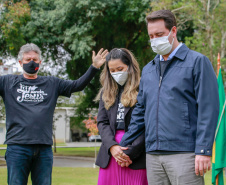 Uma cerimônia no jardim do Palácio Iguaçu, em Curitiba, realizada na manhã deste sábado (15), marcou a abertura oficial da 26ª edição da Marcha para Jesus. Ao lado de pastores de diferentes denominações religiosas da capital, o governador Carlos Massa Ratinho Junior e a primeira-dama Luciana Saito Massa acompanharam a solenidade, além de outras autoridades. O evento faz parte do Calendário Oficial do Estado. - Curitiba, 15/05/2021  -  Foto: Valdelino Pontes