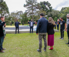 Uma cerimônia no jardim do Palácio Iguaçu, em Curitiba, realizada na manhã deste sábado (15), marcou a abertura oficial da 26ª edição da Marcha para Jesus. Ao lado de pastores de diferentes denominações religiosas da capital, o governador Carlos Massa Ratinho Junior e a primeira-dama Luciana Saito Massa acompanharam a solenidade, além de outras autoridades. O evento faz parte do Calendário Oficial do Estado. - Curitiba, 15/05/2021  -  Foto: Valdelino Pontes