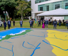 Uma cerimônia no jardim do Palácio Iguaçu, em Curitiba, realizada na manhã deste sábado (15), marcou a abertura oficial da 26ª edição da Marcha para Jesus. Ao lado de pastores de diferentes denominações religiosas da capital, o governador Carlos Massa Ratinho Junior e a primeira-dama Luciana Saito Massa acompanharam a solenidade, além de outras autoridades. O evento faz parte do Calendário Oficial do Estado. - Curitiba, 15/05/2021  -  Foto: Valdelino Pontes