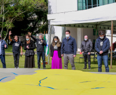 Uma cerimônia no jardim do Palácio Iguaçu, em Curitiba, realizada na manhã deste sábado (15), marcou a abertura oficial da 26ª edição da Marcha para Jesus. Ao lado de pastores de diferentes denominações religiosas da capital, o governador Carlos Massa Ratinho Junior e a primeira-dama Luciana Saito Massa acompanharam a solenidade, além de outras autoridades. O evento faz parte do Calendário Oficial do Estado. - Curitiba, 15/05/2021  -  Foto: Valdelino Pontes