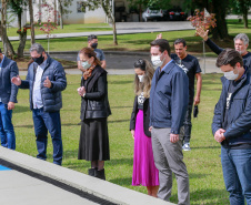 Uma cerimônia no jardim do Palácio Iguaçu, em Curitiba, realizada na manhã deste sábado (15), marcou a abertura oficial da 26ª edição da Marcha para Jesus. Ao lado de pastores de diferentes denominações religiosas da capital, o governador Carlos Massa Ratinho Junior e a primeira-dama Luciana Saito Massa acompanharam a solenidade, além de outras autoridades. O evento faz parte do Calendário Oficial do Estado. - Curitiba, 15/05/2021  -  Foto: Valdelino Pontes