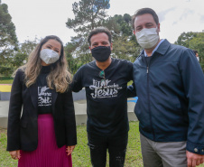 Uma cerimônia no jardim do Palácio Iguaçu, em Curitiba, realizada na manhã deste sábado (15), marcou a abertura oficial da 26ª edição da Marcha para Jesus. Ao lado de pastores de diferentes denominações religiosas da capital, o governador Carlos Massa Ratinho Junior e a primeira-dama Luciana Saito Massa acompanharam a solenidade, além de outras autoridades. O evento faz parte do Calendário Oficial do Estado. - Curitiba, 15/05/2021  -  Foto: Valdelino Pontes