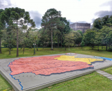 Uma cerimônia no jardim do Palácio Iguaçu, em Curitiba, realizada na manhã deste sábado (15), marcou a abertura oficial da 26ª edição da Marcha para Jesus. Ao lado de pastores de diferentes denominações religiosas da capital, o governador Carlos Massa Ratinho Junior e a primeira-dama Luciana Saito Massa acompanharam a solenidade, além de outras autoridades. O evento faz parte do Calendário Oficial do Estado. -   Curitiba, 15/05/2021  -  Foto: Alessandro Vieira/AEN