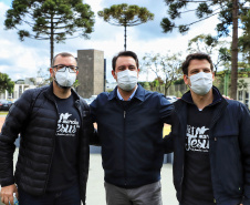 Uma cerimônia no jardim do Palácio Iguaçu, em Curitiba, realizada na manhã deste sábado (15), marcou a abertura oficial da 26ª edição da Marcha para Jesus. Ao lado de pastores de diferentes denominações religiosas da capital, o governador Carlos Massa Ratinho Junior e a primeira-dama Luciana Saito Massa acompanharam a solenidade, além de outras autoridades. O evento faz parte do Calendário Oficial do Estado. - Curitiba, 15/05/2021  -  Foto: José Fernando Ogura/AEN
