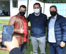 Uma cerimônia no jardim do Palácio Iguaçu, em Curitiba, realizada na manhã deste sábado (15), marcou a abertura oficial da 26ª edição da Marcha para Jesus. Ao lado de pastores de diferentes denominações religiosas da capital, o governador Carlos Massa Ratinho Junior e a primeira-dama Luciana Saito Massa acompanharam a solenidade, além de outras autoridades. O evento faz parte do Calendário Oficial do Estado. - Curitiba, 15/05/2021  -  Foto: José Fernando Ogura/AEN