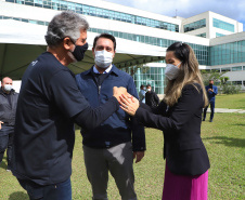 Uma cerimônia no jardim do Palácio Iguaçu, em Curitiba, realizada na manhã deste sábado (15), marcou a abertura oficial da 26ª edição da Marcha para Jesus. Ao lado de pastores de diferentes denominações religiosas da capital, o governador Carlos Massa Ratinho Junior e a primeira-dama Luciana Saito Massa acompanharam a solenidade, além de outras autoridades. O evento faz parte do Calendário Oficial do Estado. - Curitiba, 15/05/2021  -  Foto: José Fernando Ogura/AEN