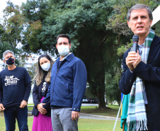 Uma cerimônia no jardim do Palácio Iguaçu, em Curitiba, realizada na manhã deste sábado (15), marcou a abertura oficial da 26ª edição da Marcha para Jesus. Ao lado de pastores de diferentes denominações religiosas da capital, o governador Carlos Massa Ratinho Junior e a primeira-dama Luciana Saito Massa acompanharam a solenidade, além de outras autoridades. O evento faz parte do Calendário Oficial do Estado. - Curitiba, 15/05/2021  -  Foto: José Fernando Ogura/AEN