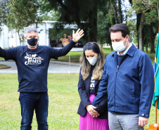 Uma cerimônia no jardim do Palácio Iguaçu, em Curitiba, realizada na manhã deste sábado (15), marcou a abertura oficial da 26ª edição da Marcha para Jesus. Ao lado de pastores de diferentes denominações religiosas da capital, o governador Carlos Massa Ratinho Junior e a primeira-dama Luciana Saito Massa acompanharam a solenidade, além de outras autoridades. O evento faz parte do Calendário Oficial do Estado. - Curitiba, 15/05/2021  -  Foto: José Fernando Ogura/AEN