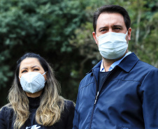 Uma cerimônia no jardim do Palácio Iguaçu, em Curitiba, realizada na manhã deste sábado (15), marcou a abertura oficial da 26ª edição da Marcha para Jesus. Ao lado de pastores de diferentes denominações religiosas da capital, o governador Carlos Massa Ratinho Junior e a primeira-dama Luciana Saito Massa acompanharam a solenidade, além de outras autoridades. O evento faz parte do Calendário Oficial do Estado. - Curitiba, 15/05/2021  -  Foto: José Fernando Ogura/AEN