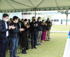 Uma cerimônia no jardim do Palácio Iguaçu, em Curitiba, realizada na manhã deste sábado (15), marcou a abertura oficial da 26ª edição da Marcha para Jesus. Ao lado de pastores de diferentes denominações religiosas da capital, o governador Carlos Massa Ratinho Junior e a primeira-dama Luciana Saito Massa acompanharam a solenidade, além de outras autoridades. O evento faz parte do Calendário Oficial do Estado. - Curitiba, 15/05/2021  -  Foto: José Fernando Ogura/AEN