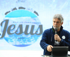 Uma cerimônia no jardim do Palácio Iguaçu, em Curitiba, realizada na manhã deste sábado (15), marcou a abertura oficial da 26ª edição da Marcha para Jesus. Ao lado de pastores de diferentes denominações religiosas da capital, o governador Carlos Massa Ratinho Junior e a primeira-dama Luciana Saito Massa acompanharam a solenidade, além de outras autoridades. O evento faz parte do Calendário Oficial do Estado. - Curitiba, 15/05/2021  -  Foto: José Fernando Ogura/AEN