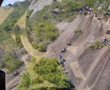 Homem é socorrido de rapel pelo BPMOA após se desequilibrar e cair de paredão no Morro do Anhangava, na RMC - 16/05/2021  -  Foto: BPMOA/PMPR